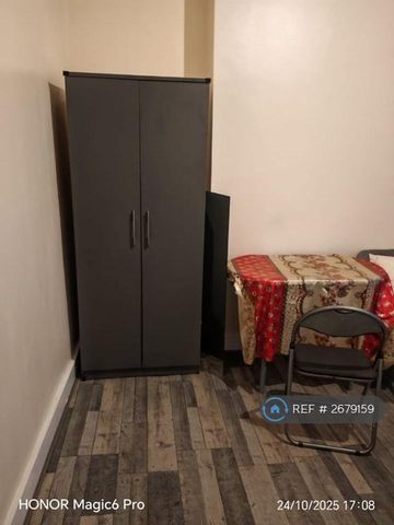 1 bedroom in a house share to rent - Photo 2