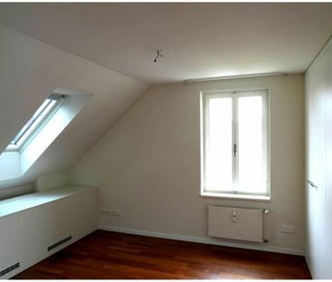 Moderne 2.5-Zimmer-Dachwohnung in Bahnhofsnähe mit hochwertigem Inn... - Photo 2