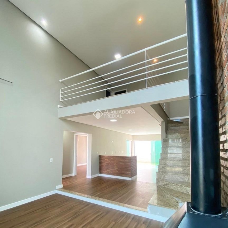 Sobrado com 3 quartos e 192m² para alugar em Mont'Serrat, Canoas. - Photo 1