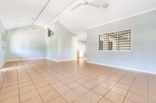 BEAUTIFUL, LARGE FAMILY HOME! - Photo 1