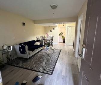 ****Walk-in 2 bedroom Suite **** - Photo 2