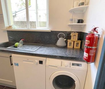 Modern House in Treforest Room 2 - Photo 4