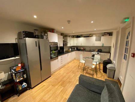 1 bedroom in a house share to rent - Photo 5