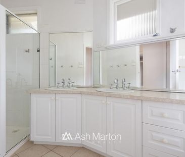 Spacious Family Home with Garden, Balcony, and Versatile Living Spaces - Photo 4