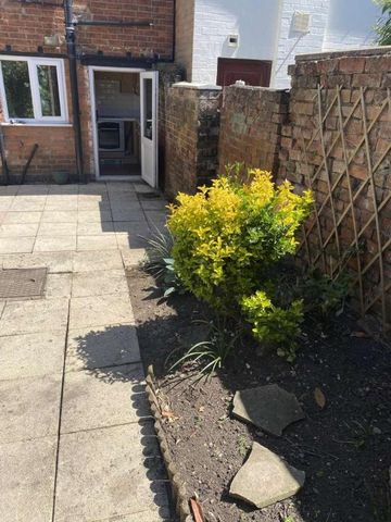 Lutterworth, Leicestershire, LE17 - Photo 3
