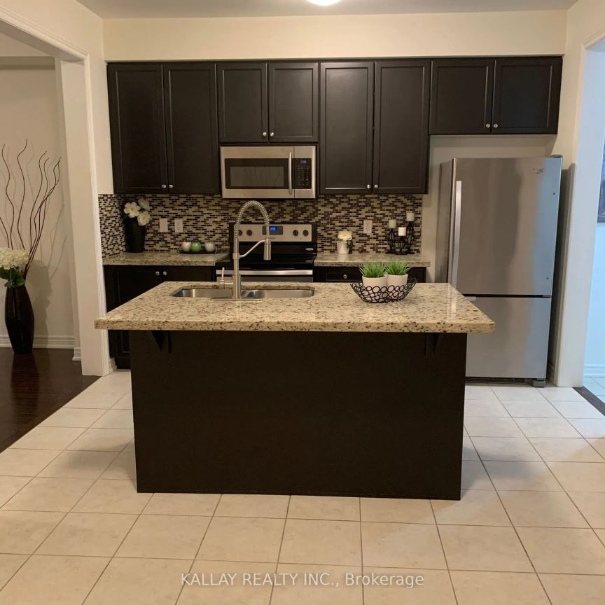 Condo Townhouse For Lease | N9259574 - Photo 1