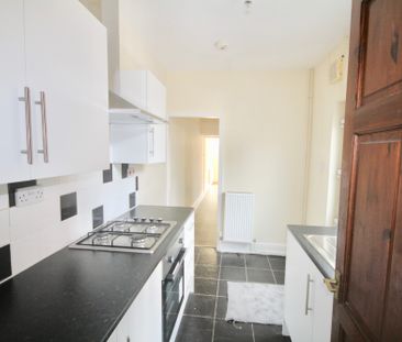 AVAILABLE NOW TWO DOUBLE BEDROOM S DINING ROOM FRONT RECEPTION ROOM... - Photo 3