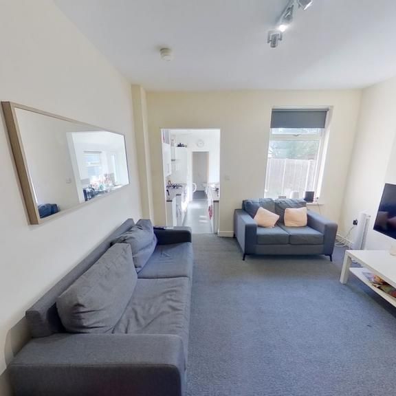 4 bedroom end of terrace house to rent - Photo 1