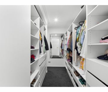 15 Bombala Street, Broadbeach Waters QLD 4218 - House For Rent | Do... - Photo 1