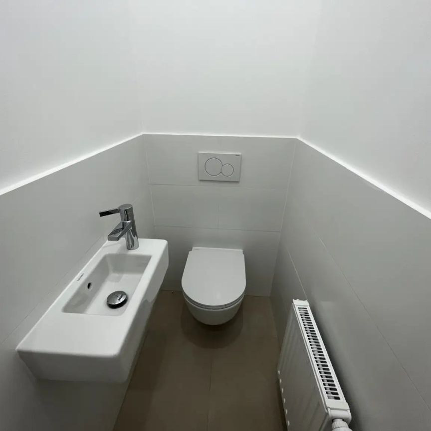 Sanierte Altbauwohnung bei der Mariahilfer Straße - 6 Zimmer + Balkon - Photo 1