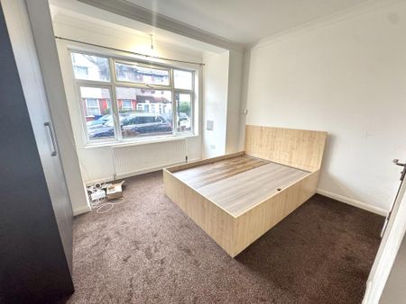 3 bedroom flat to rent - Photo 2