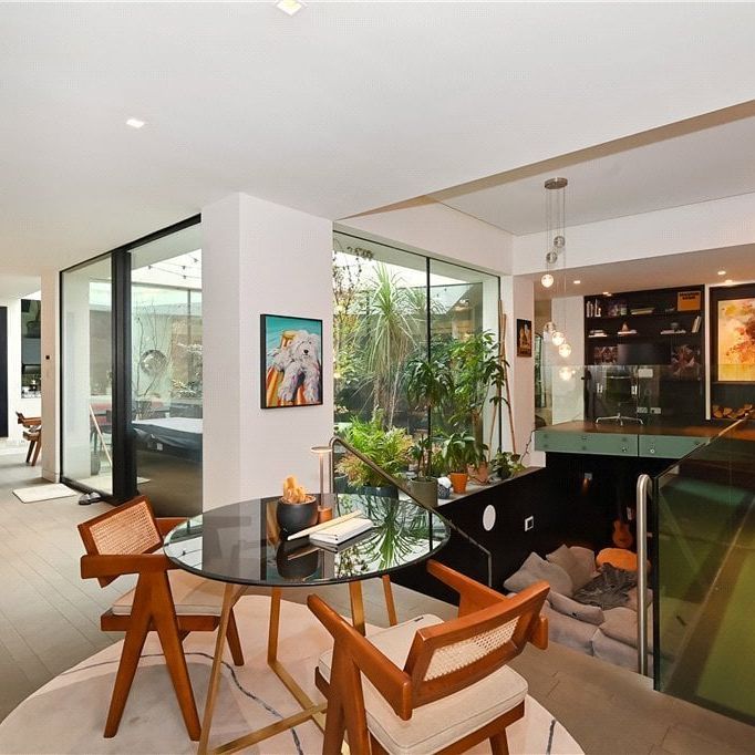 2 bedroom conversion flat with 1 reception and 2 bathrooms in 10 Frederick Close, W2 - Photo 1