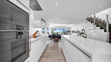 Luxurious Townhouse with Sea Views in Prestigious Sierra Blanca, Marbella - Photo 5