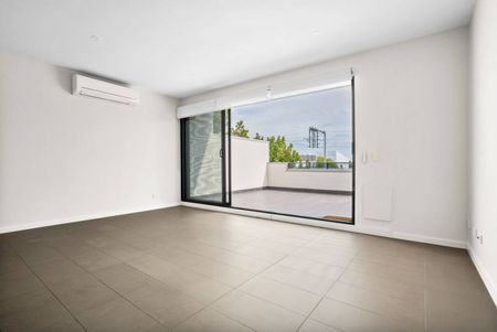 MODERN APARTMENT | LARGE PRIVATE BALCONY | IDEAL LOCATION - Photo 2