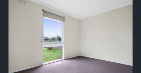 Spacious 3-Bedroom Home | 585m² Block | Two Living Areas - Photo 3