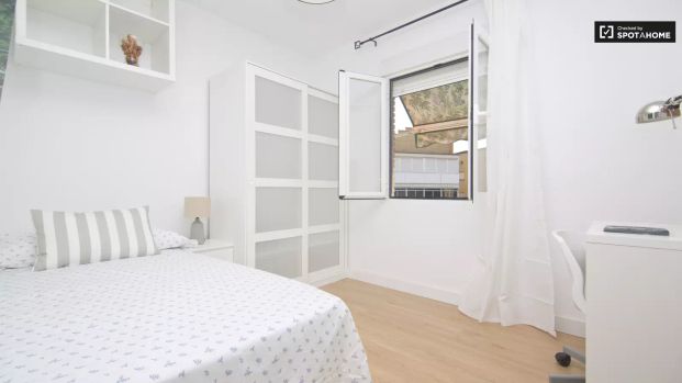 Double bed in Bright rooms for rent in modern 4-bedroom apartment in Vista Alegre - Photo 1