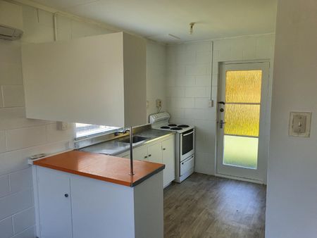 Tidy two bedroom unit with open plan kitchen, lounge and dining. - Photo 2