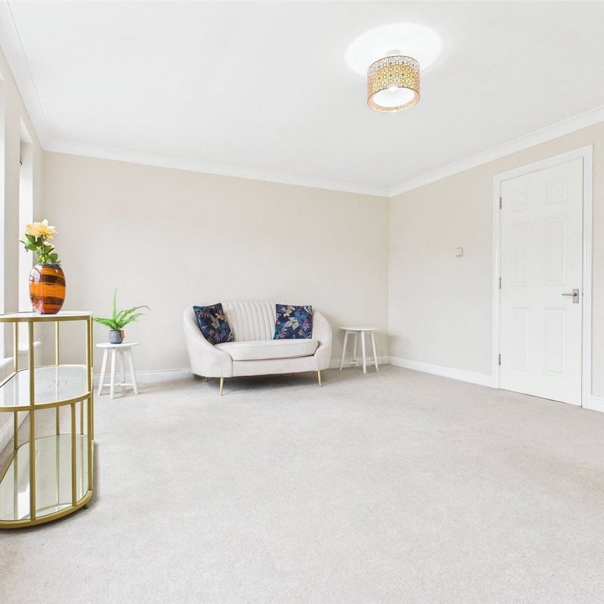 Bowater Gardens, Sunbury-On-Thames, TW16 - Photo 1