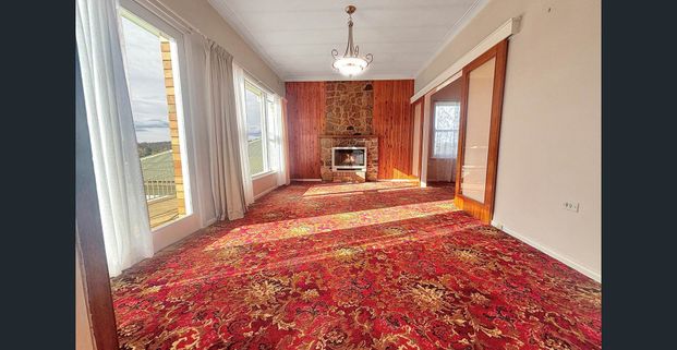 Charming 3-Bedroom Home with Dual Access and Garden Setting 🌿 - Photo 1