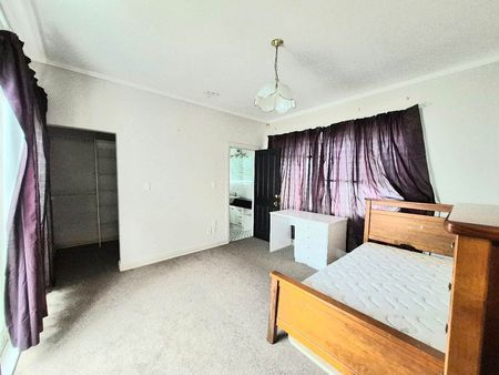 Modern 2-Bedroom self contained -flatmate wanted - Photo 4