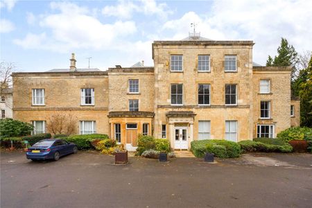 A lovely first floor three bedroom apartment - Photo 3