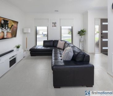 MODERN HOME + GREAT LOCATION - Photo 2