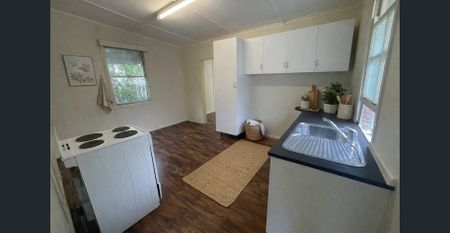 Charming Coastal Home in Prime Redcliffe Location - Photo 4