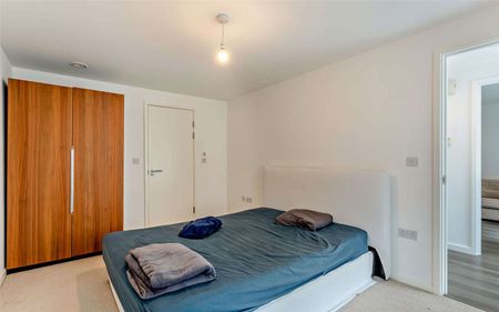 One-bedroom ground floor apartment with parking, conveniently located near the train station - Photo 3