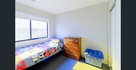 Stylish Family Living in Upper Point Cook Estate - Photo 5