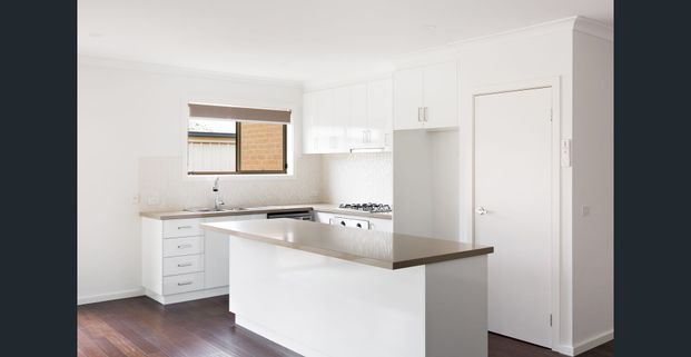 3 BEDROOM UNIT IN HEART OF WENDOUREE - CLOSE TO STOCKLANDS - Photo 1