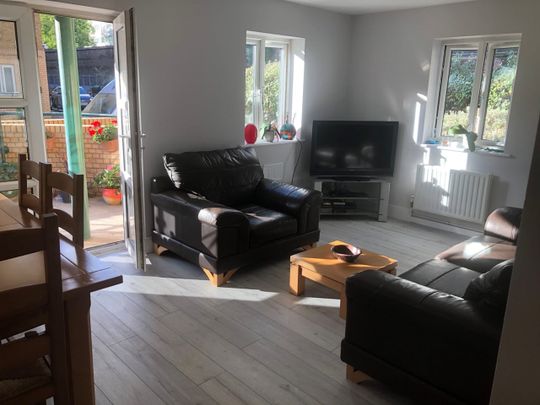 Room in a Shared Flat, Lorne Close, NW8 - Photo 1