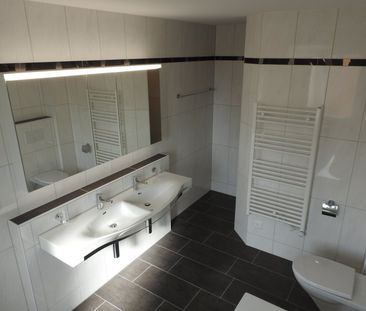 "grosse, moderne 3.5-Zimmer-Wohnung mit Sitzplatz, Lift und eigenem... - Foto 1