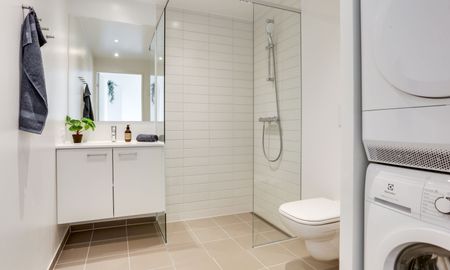 Lys bolig med to værelser, egen altan og indbyggede skabe. Perfekt til dig over 50 år uden hjemmeboende børn - Photo 2