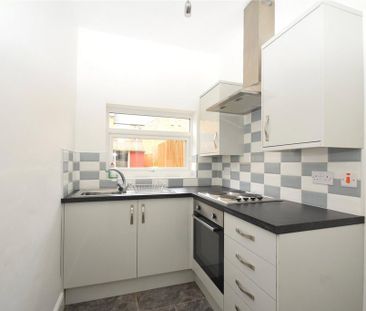 2 bedroom end of terrace house to rent - Photo 2