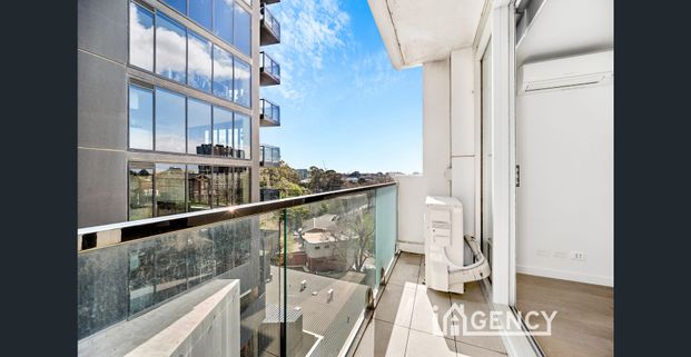 MODERN INNER-CITY LIVING !!! - Photo 1