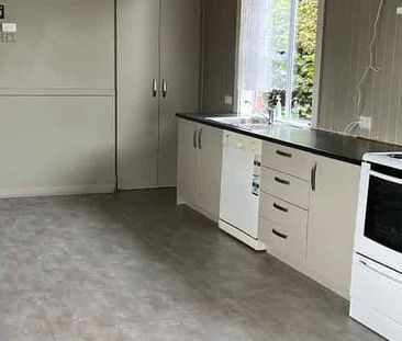 Three bedroom home - Photo 2