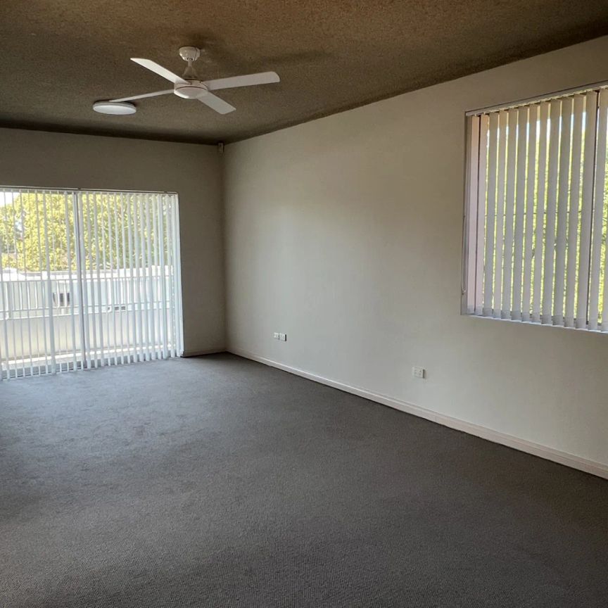 Large Three Bedroom Unit! - Photo 1
