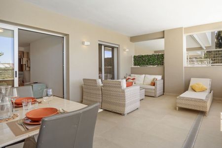 Middle Floor Apartment in Estepona - Photo 4