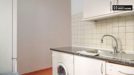 Furnished room in 7-bedroom apartment in Centro, Madrid - Photo 3