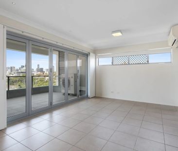 Modern Two-Bedroom Apartment in Prime Auchenflower Location - Photo 6