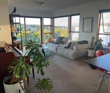 Exceptional 5 Bedroom Family Home with Swimming Pool in Prestigious... - Photo 1