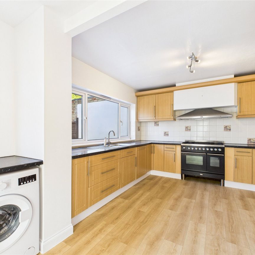 Lawn Close, Slough Lawn Close, Slough - Photo 2