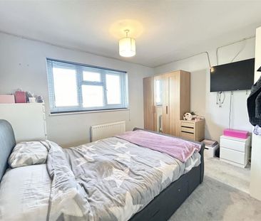 3 Bedroom House - Mid Terrace To Let - Photo 2