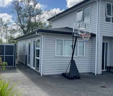 Clean, tidy, near new flat with quality fittings - Photo 2