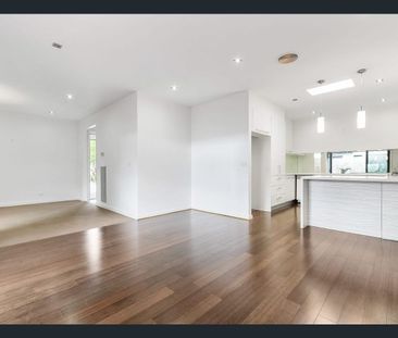 MODERN SINGLE LEVEL UNIT IN PRIME LOCATION - Photo 4