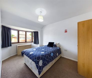 4 bedroom semi-detached house to rent - Photo 4