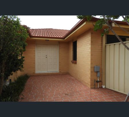2/11 Foley Street, Gwynneville, NSW 2500 - Photo 4