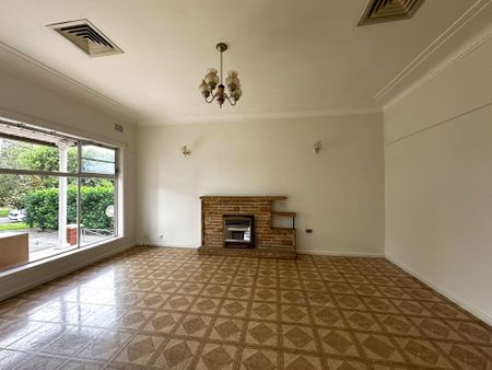 Spacious 4-Bedroom House Close to Public Transport - Photo 3