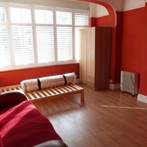 Room in a Shared House, Blenheim Avenue, IG2 - Photo 2