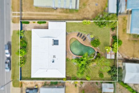 SPACIOUS FAMILY HOME WITH A POOL! - Photo 2